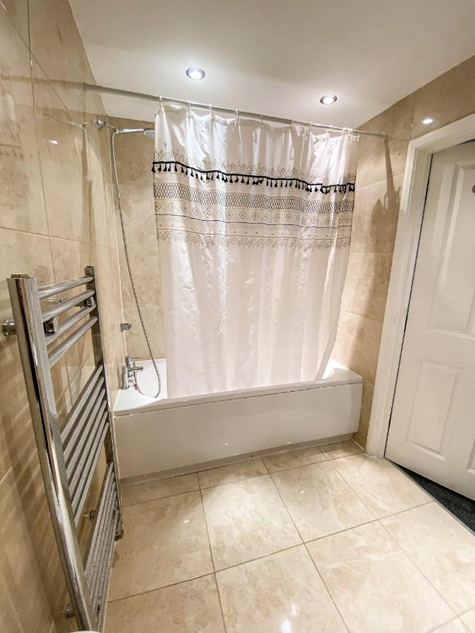 Heathrow/Ashford Hospital/Twickenham Short Stay Apartment Stanwell Exterior foto